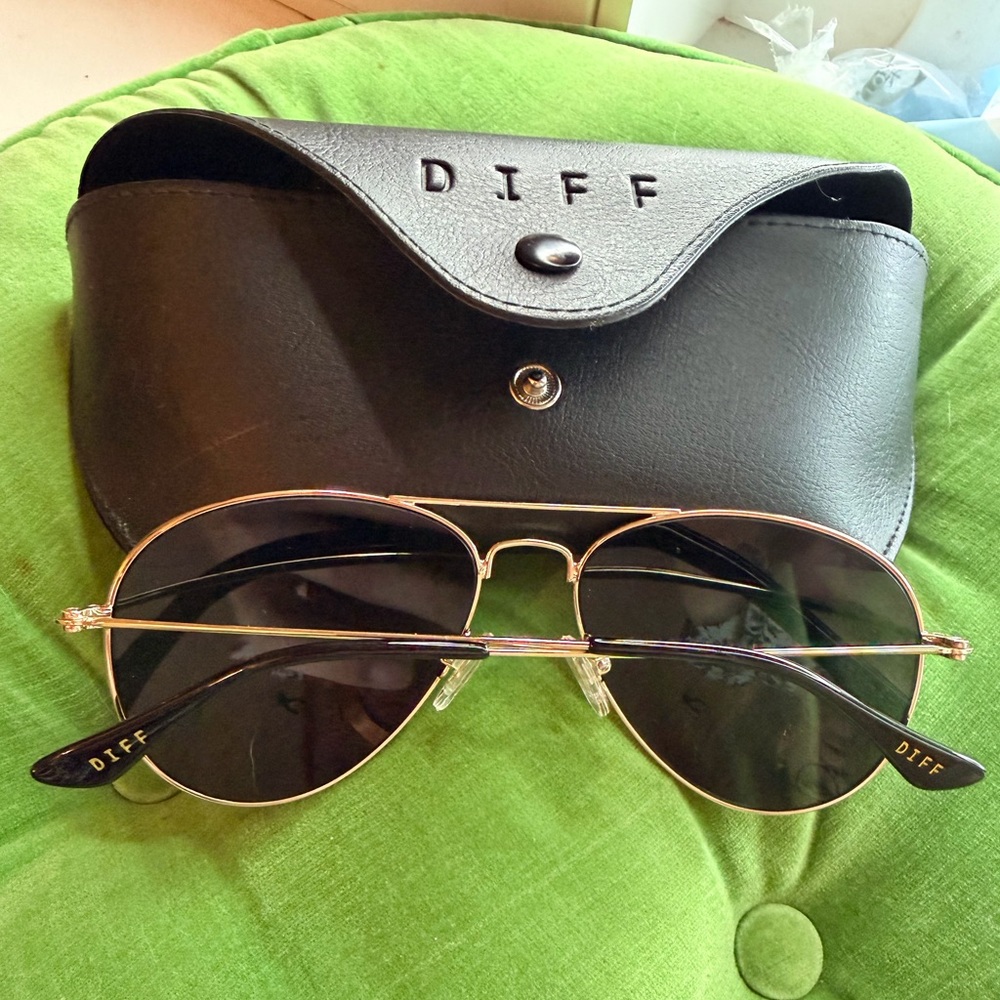 DIFF Aviator Sunglasses with Black Case - image 2